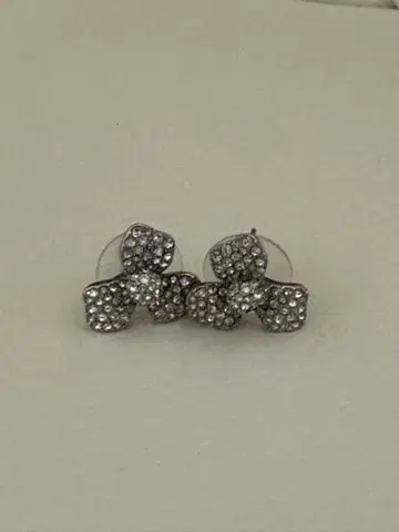 Lele Sadoughi 꽃 귀걸이