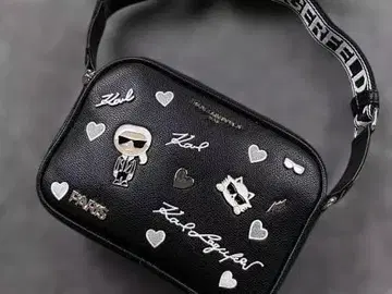 Karl Lagerfeld 장식 포함 블랙 숄더백