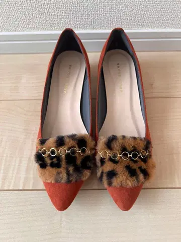 오렌지 스웨이드 레오파드 무늬 퍼 펌프스