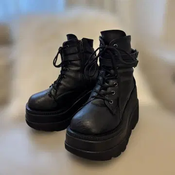 DEMONIA ( 데모니아 ) 통굽 부츠 블랙