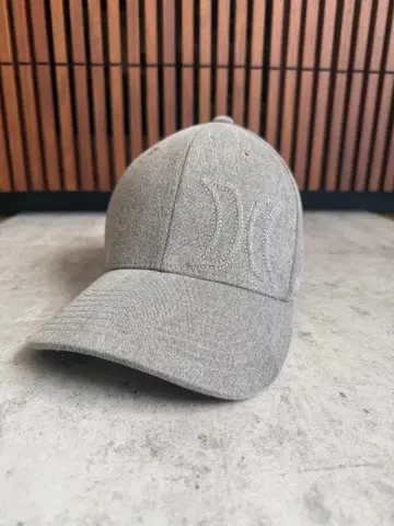 [새상품급] Hurley 그레이 자수 로고 야구 모자