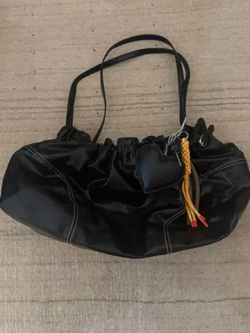 ZARA 블랙 개더 숄더백