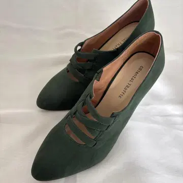 오리엔탈 트래픽 다크 그린 스웨이드 프론트 크로스 펌프스