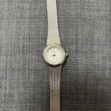 실버 메쉬 밴딩 아날로그 손목시계