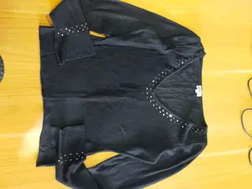 실크 비쥬 장식 블랙 V넥 긴팔 니트