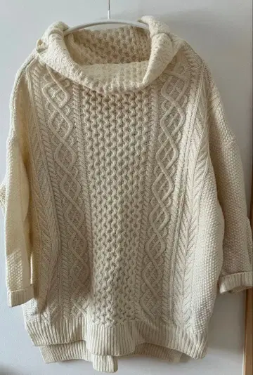 투모로우랜드/맥피 아이보리 케이블 니트 스웨터 5부 소매