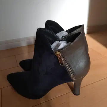 네이비와 브라운의 스틸레토 부티