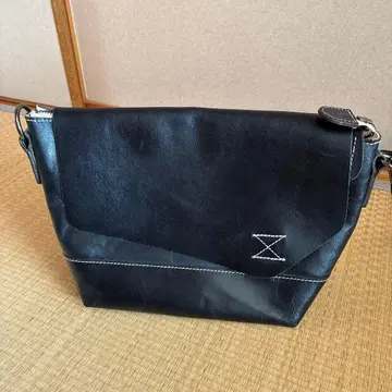 블랙 가죽 숄더백