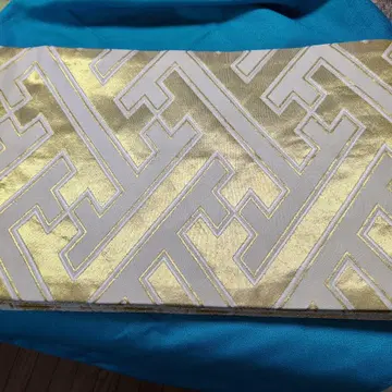 골드 컬러와 화이트의 기하학 패턴 후쿠로 오비