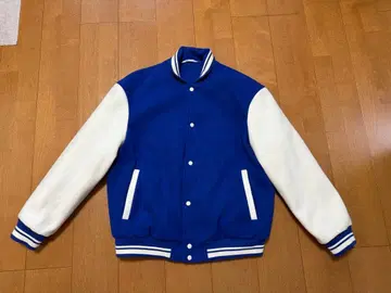 파랑과 화이트의 바시티 자켓