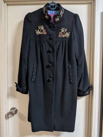 ROUROU Lotus Room 코트