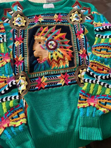 초레어 피치 인디언 모티브 자수 스웨터