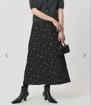 미사용 새상품 유나이티드 애로우즈 새틴 플라워 자카드 롱 스커트