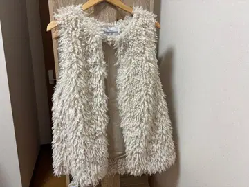 퍼 소재 크림색 베스트