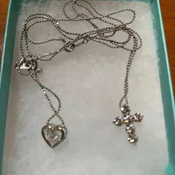 하트와 십자가의 실버 목걸이