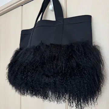 AGACIC 퍼 포함 블랙 토트백