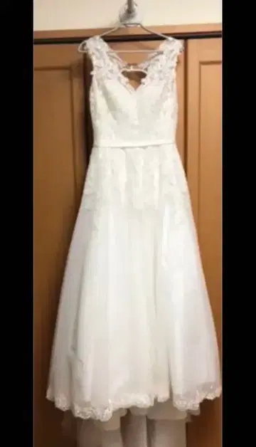 화이트 레이스 장식 웨딩 드레스