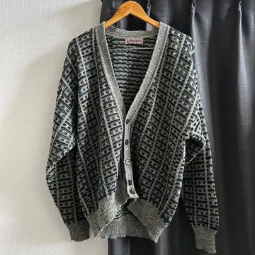 기하학 패턴 그레이 계열 니트 가디건