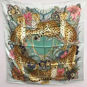 미사용 살바토레 페라가모 레오파드 무늬 실크 스카프