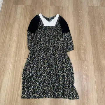 꽃무늬 V넥 플레어 원피스