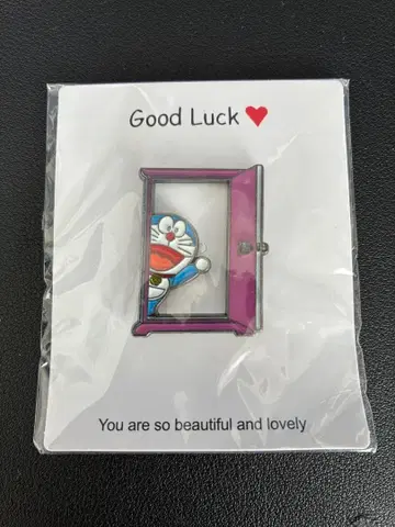 도라에몽 어디로든 문 핀 배지 Good Luck