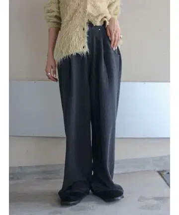 이번 시즌 Ungrid 맨투맨 턱 팬츠