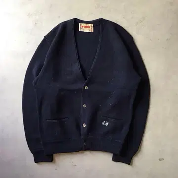 맥그리거 가디건 네이비 컬러 V넥 자수 로고