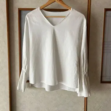 투모로우랜드 DES PRES 데프레 V넥 플레어 슬리브 화이트