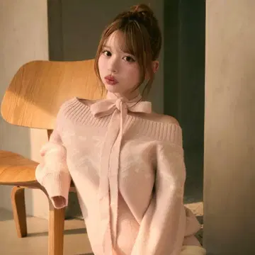 TITTY&CO. 노르딕 무늬 리본 포함 오프숄더 니트 핑크