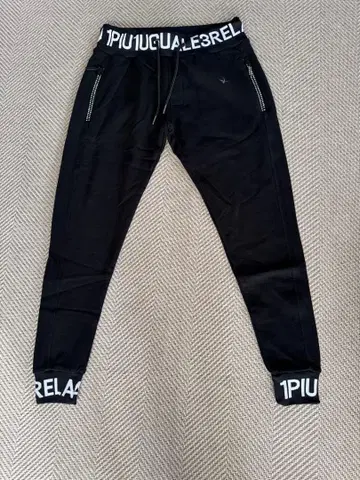 우노퓨우우노 블랙 조거 팬츠 옆 지퍼 포함