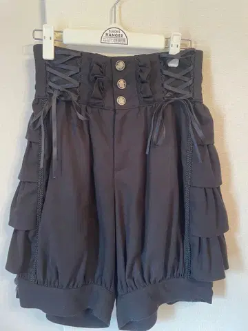 Alice and the Pirates 프릴 숏팬츠 블랙