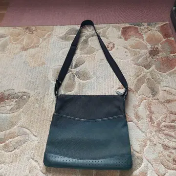 블랙 가죽 숄더백