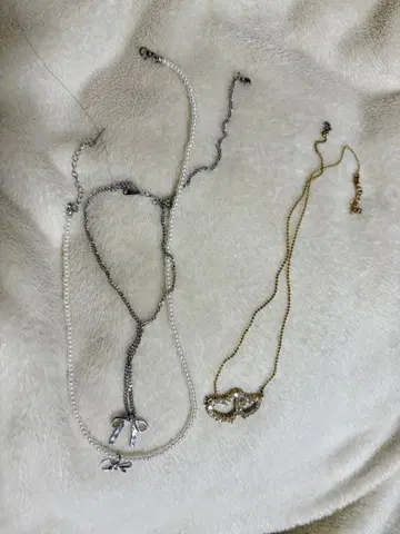 리본과 하트 모티브의 목걸이 세트