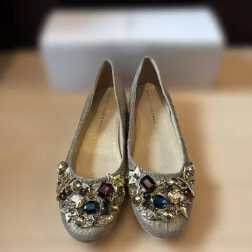 츠모리 치사토 비쥬 장식 플랫슈즈 골드 25