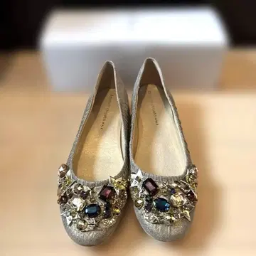 츠모리 치사토 비쥬 장식 플랫슈즈 골드 25