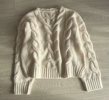 르쿠르블랑 케이블 짜임 니트 스웨터 아이보리 V넥