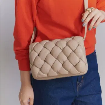 새상품급 JW PEI MAZE 베이지 숄더백