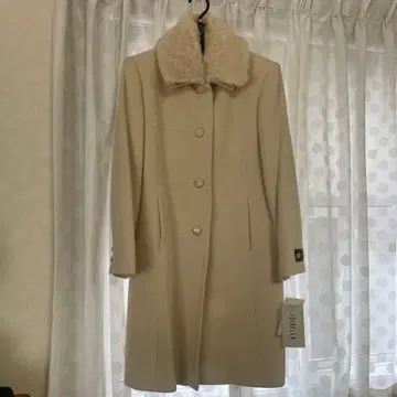 퍼 달린 크림색 롱 코트