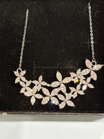 꽃 모티브 크리스탈 목걸이