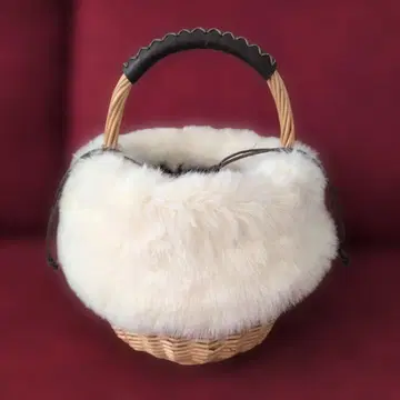 PAGEBOY 화이트 퍼 라운드 바스켓백