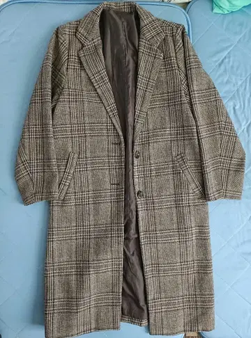 브라운 계열 체크 무늬 롱 코트