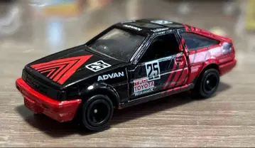 토미카 카 레빈