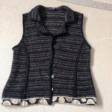 노카라 니트 베스트 블랙과 금색 스트라이프 레오나르