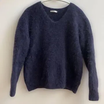 REDY emue 네이비 라쿤 V넥 스웨터