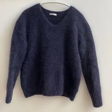REDY emue 네이비 라쿤 V넥 스웨터