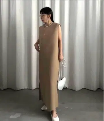 AMERI 슬리브리스 베이지 롱 원피스