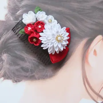 성인식이나 졸업식에도 화이트 국화 꽃잎 장식 빗