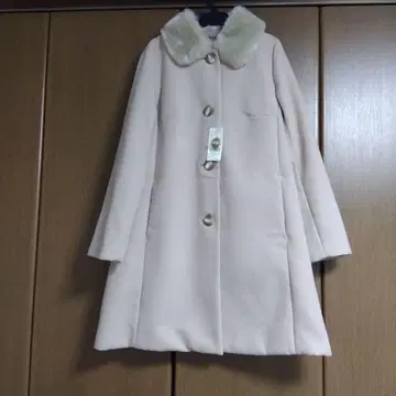 퍼 카라 부착 베이지 코트