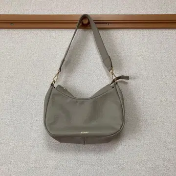 러셋 원 숄더백 하프문 주름 가죽 그레이지