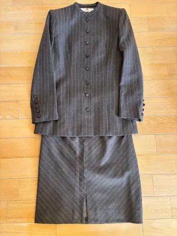 지방시 그레이 스트라이프 정장 세트 무릎 기장 36